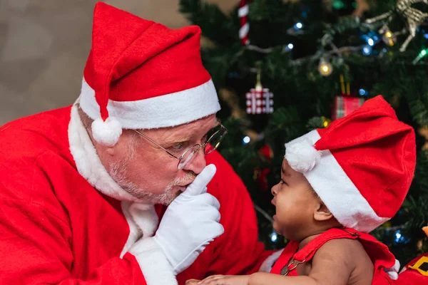 Kerstman Verbergt Huilende Kleine Peuter Baby Met Kerstboom Rug Voor — Stockfoto