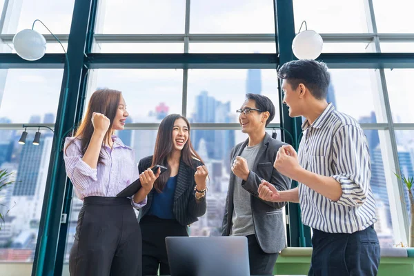 Team Junger Asiatischer Unternehmer Und Start Haben Geschäftstreffen Und Ermutigen — Stockfoto