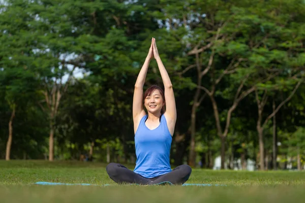 Mujer Asiática Practicando Relajadamente Yoga Meditación Estirándose Dentro Del Bosque — Foto de Stock