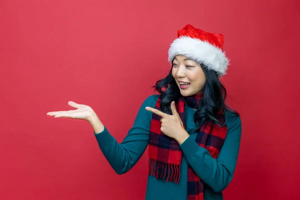 Muito Sorrindo Mulher Asiática Camisola Natal Quente Chapéu Santa Apontando — Fotografia de Stock