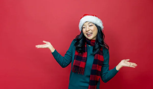 Vrij Lachende Aziatische Vrouw Warme Kerst Trui Santa Hoed Heeft — Stockfoto