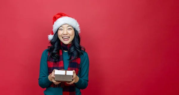 Muito Sorrindo Mulher Asiática Camisola Natal Quente Chapéu Santa Segurando — Fotografia de Stock