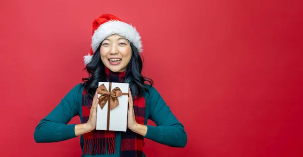 Güzel Gülümseyen Asyalı Kadın Sıcak Noel Süveteri Noel Baba Şapkalı — Stok fotoğraf