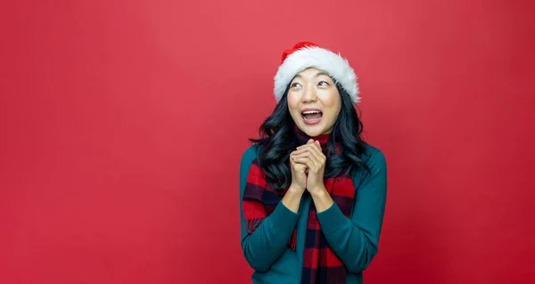 Vrij Lachende Aziatische Vrouw Warme Kerst Trui Santa Hoed Heeft — Stockfoto