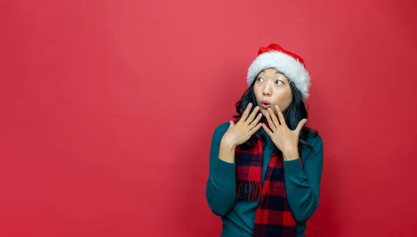 Sıcak Noel Süveteri Noel Baba Şapkası Giyen Güzel Gülümseyen Asyalı — Stok fotoğraf
