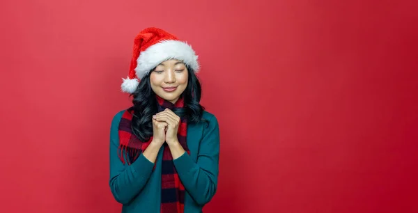 Mooie Glimlachende Aziatische Vrouw Warme Kerst Trui Santa Hoed Het — Stockfoto
