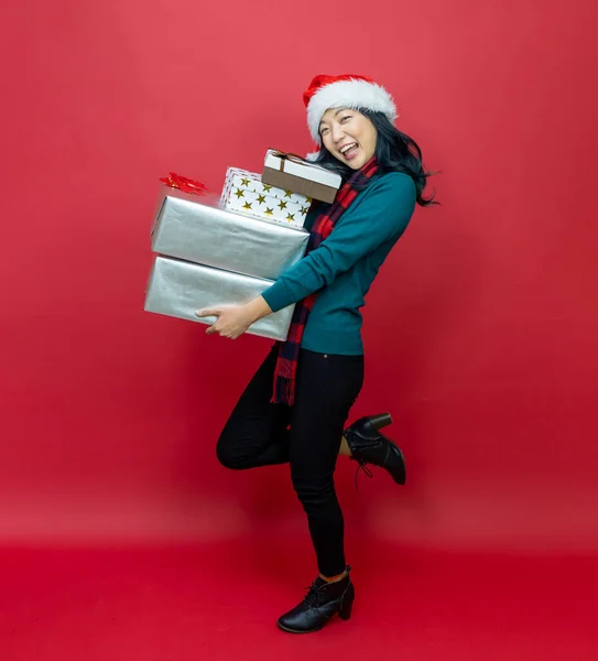 Mooie Glimlachende Aziatische Vrouw Warme Kerst Trui Santa Hoed Houden — Stockfoto