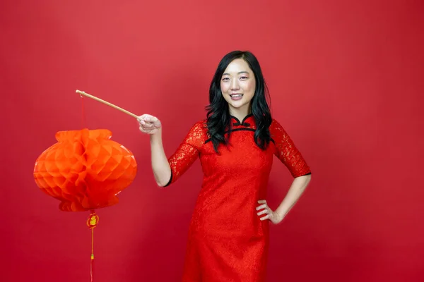 Азиатская Китаянка Красным Cheongsam Qipao Держа Denglong Бумажный Фонарь Пожелать — стоковое фото
