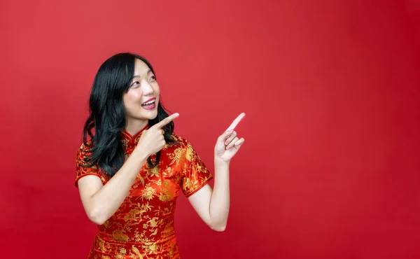 Asian Woman Red Cheongsam Qipao Pointing Present Chinese New Year — Stock Photo, Image