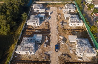 Konut sanayii planlama kullanımı için yapım aşamasındaki banliyö konutlarının havadan görünüşü