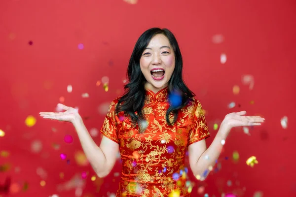 Asijská Žena Červeným Cheongsam Nebo Qipao Vzrušující Smějící Přeje Hodně — Stock fotografie