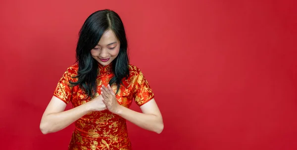 Азиатская Китаянка Красным Чхонсам Ципао Делает Вежливый Уважительный Жест Пожелания — стоковое фото