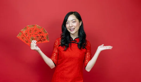 Asijská Žena Drží Červené Peníze Štěstí Obálka Požehnání Čínské Slovo — Stock fotografie
