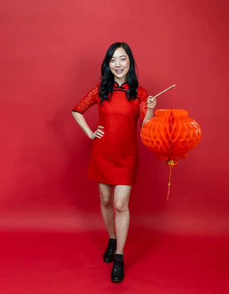 Азиатская Китаянка Красным Cheongsam Qipao Держа Denglong Бумажный Фонарь Пожелать — стоковое фото