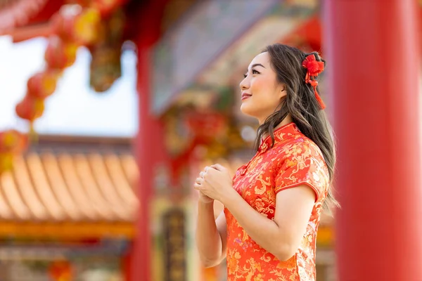 Asian Woman Red Cheongsam Qipao Dress Making Wish Ancestral God — Fotografia de Stock