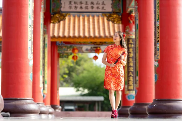 Азиатка Красном Платье Чхонсам Кипао Держит Бумажный Веер Время Посещения — стоковое фото