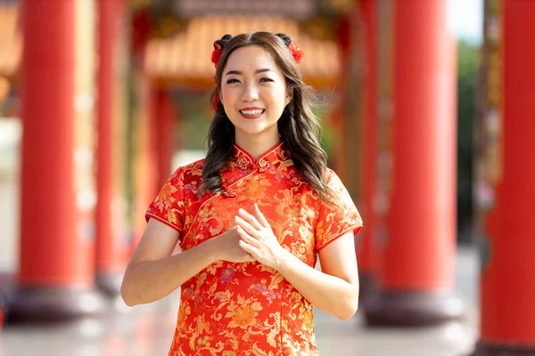 Asian Woman Red Cheongsam Qipao Dress Paying Respect Gratitude Chinese — Stockfoto