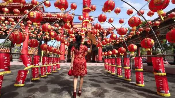 Rear View Asian Woman Red Cheongsam Qipao Dress Visiting Chinese — Vídeo de Stock