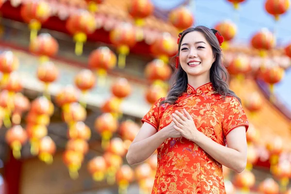 Азиатка Красном Платье Чхонсам Кипао Выражает Уважение Благодарность Китайском Буддийском — стоковое фото