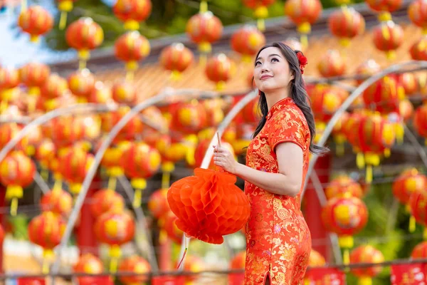 Asijská Žena Červené Cheongsam Qipao Šaty Drží Lucernu Při Návštěvě — Stock fotografie