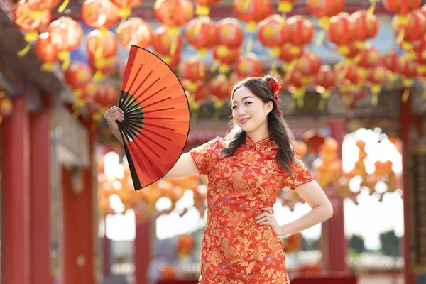 Asian Woman Red Cheongsam Qipao Dress Holding Paper Fan While — Fotografia de Stock