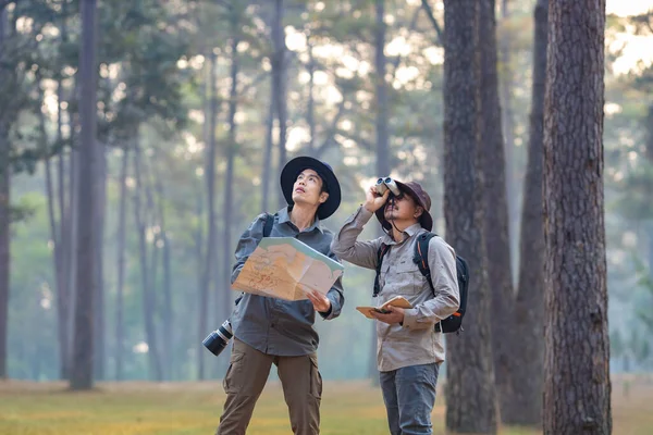 Equipe Naturalista Asiático Olhando Para Mapa Enquanto Explora Floresta Pinheiros — Fotografia de Stock