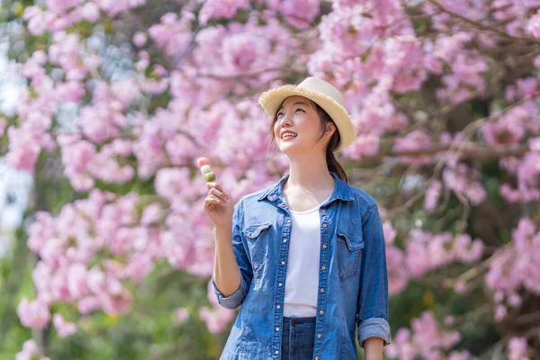 Mulher Asiática Segurando Doce Hanami Dango Sobremesa Enquanto Caminhava Parque — Fotografia de Stock