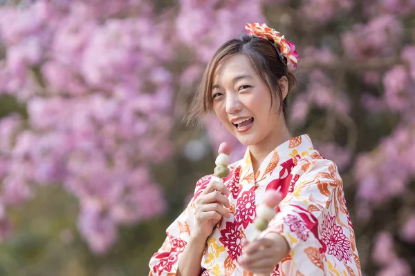 Femme Japonaise Robe Kimono Traditionnelle Tenant Doux Hanami Dango Dessert — Photo