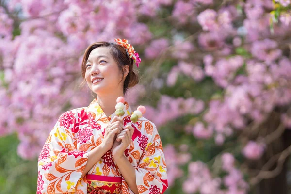 Mulher Japonesa Vestido Quimono Tradicional Segurando Sobremesa Doce Hanami Dango — Fotografia de Stock