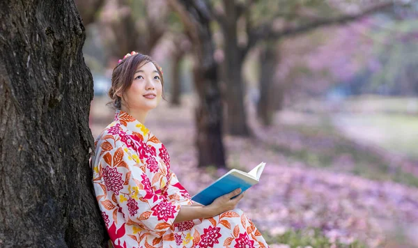 Japanerin Traditionellem Kimono Kleid Sitzt Unter Kirschblütenbaum Während Sie Während — Stockfoto