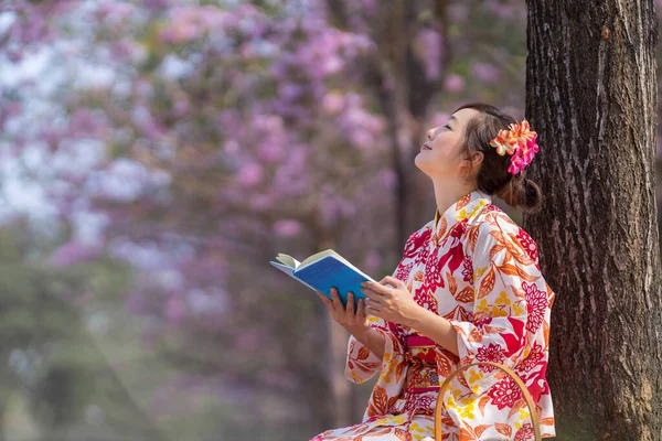 Mulher Japonesa Vestido Tradicional Quimono Sentado Sob Árvore Flor Cerejeira — Fotografia de Stock