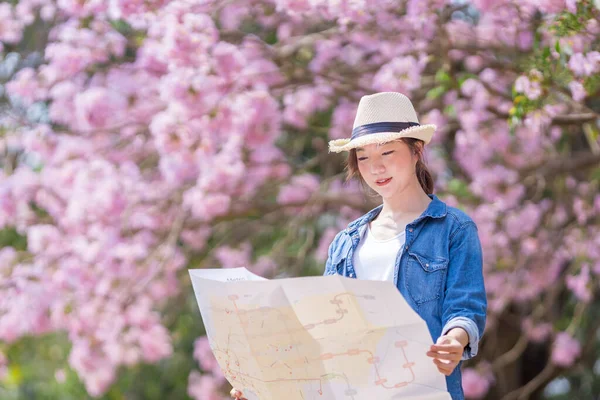 Asiático Mulher Turista Segurando Mapa Cidade Enquanto Caminhava Parque Árvore — Fotografia de Stock
