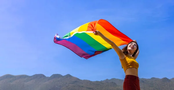 Mujer Sosteniendo Colorida Bandera Del Arco Iris Está Bailando Desfile —  Fotos de Stock