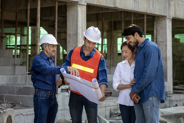 Newly Wed Couple Meeting Engineering Contractor Construction House Inspect Building — Stock Photo, Image
