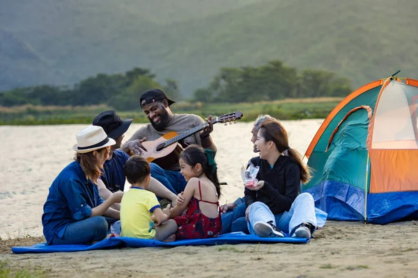 Çocuklu Bir Grup Arkadaş Aile Kumsaldaki Kampta Birlikte Müzik Çalmaktan — Stok fotoğraf