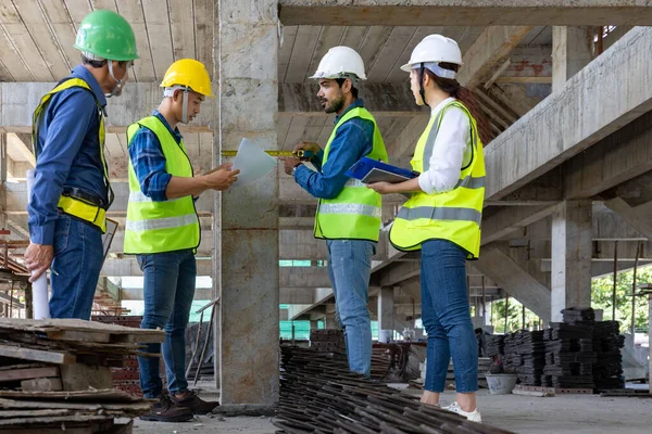 不動産開発プロジェクト業界と仕様品質管理の検査のための建設現場でのエンジニア 建築家 請負業者 フォアマン会議やコンサルティングのチーム — ストック写真