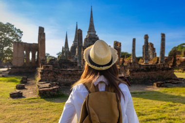 Kadın turistin Wat Phra Si Santhe, Ayutthaya Tayland 'a seyahat, tatil, tatil ve turizm için gelişinin arka görüntüsü