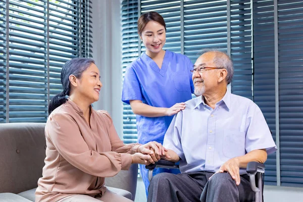 Yaşlı Asyalı Çiftlerin Yıllık Sağlık Kontrolü Programı Için Doktorla Randevuları — Stok fotoğraf