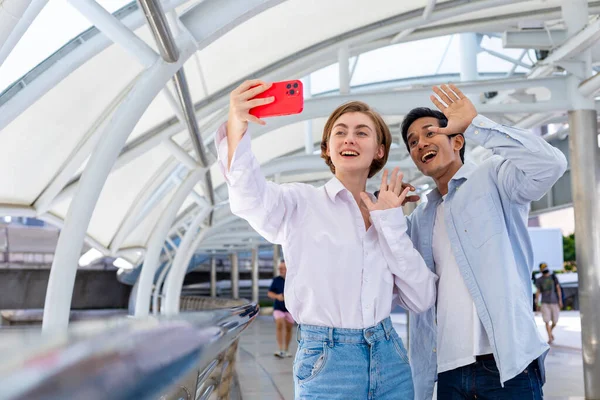 Różnorodność Para Robi Selfie Przy Użyciu Telefonu Komórkowego Jednocześnie Towarzysko — Zdjęcie stockowe
