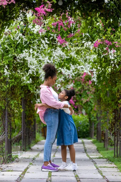 Afrikalı Anne Kızı Anneler Günü Kutlamalarında Aile Sevgisi Ilgi Için — Stok fotoğraf