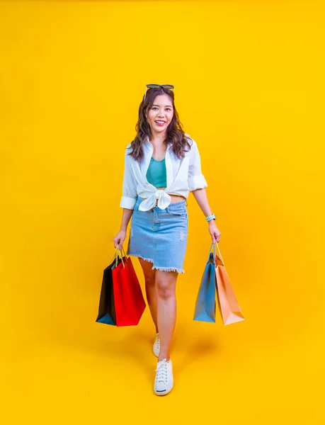 Красива Азіатка Моді Літом Посміхається Тримає Сумку Покупками Щасті Знижку — стокове фото