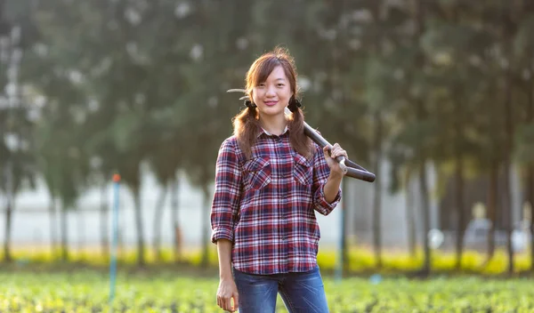Retrato Agricultor Mulher Asiática Está Carregando Garfo Jardim Enquanto Está — Fotografia de Stock