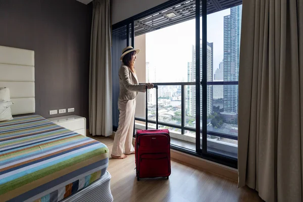 Mujer Asiática Moviendo Hotel Lujo Con Equipaje Sus Vacaciones Mientras —  Fotos de Stock