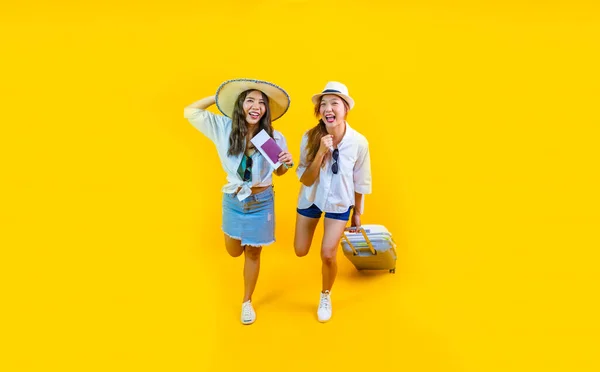 Две Довольно Азиатских Женщин Пассажир Модной Моде Захватывает Борт Неся — стоковое фото