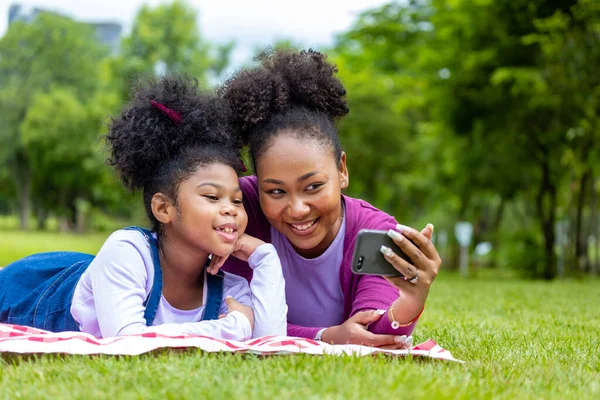 Madre Afroamericana Hija Pequeña Están Acostadas Tomando Fotos Selfies Durante —  Fotos de Stock
