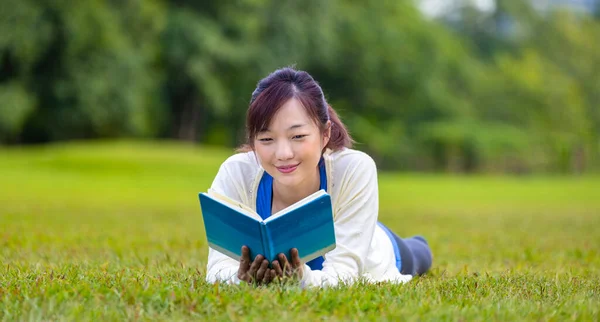 Asian Woman Lying Grass Lawn Public Park Holding Book Her — Stock Photo, Image