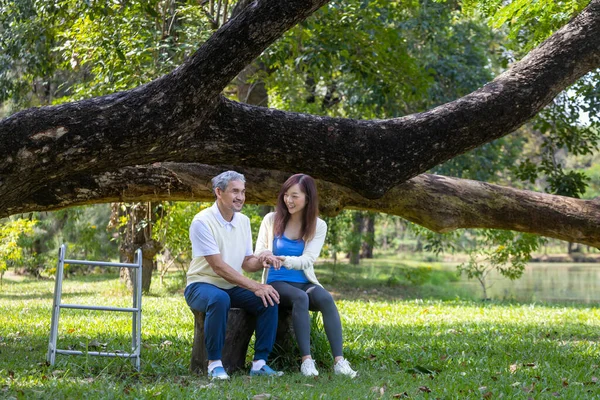 Asian Senior Father Walker Daughter Sitting Together Big Tree Park — Stock Photo, Image