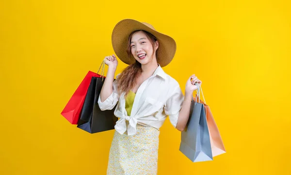 Csinos Ázsiai Trendi Nyári Divat Mosolyog Gazdaság Bevásárló Táska Boldogságban — Stock Fotó
