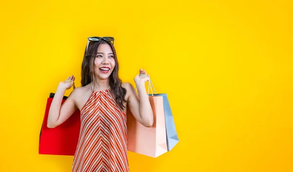 Красива Азіатка Моді Літа Посміхається Тримає Сумку Покупок Щасті Знижку — стокове фото