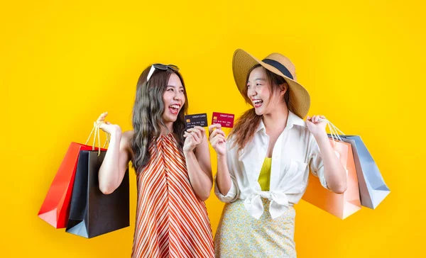 Portré Két Fiatal Ázsiai Nők Alkalmi Tengerparti Ruházat Hitelkártyával Bevásárló — Stock Fotó